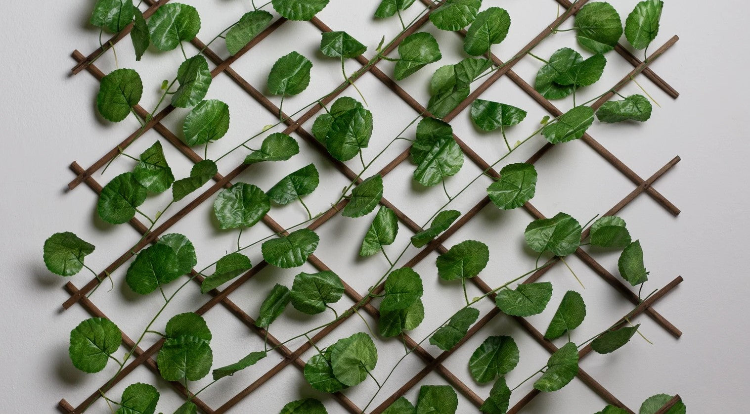 Celosía elaborada con tutores de bambú