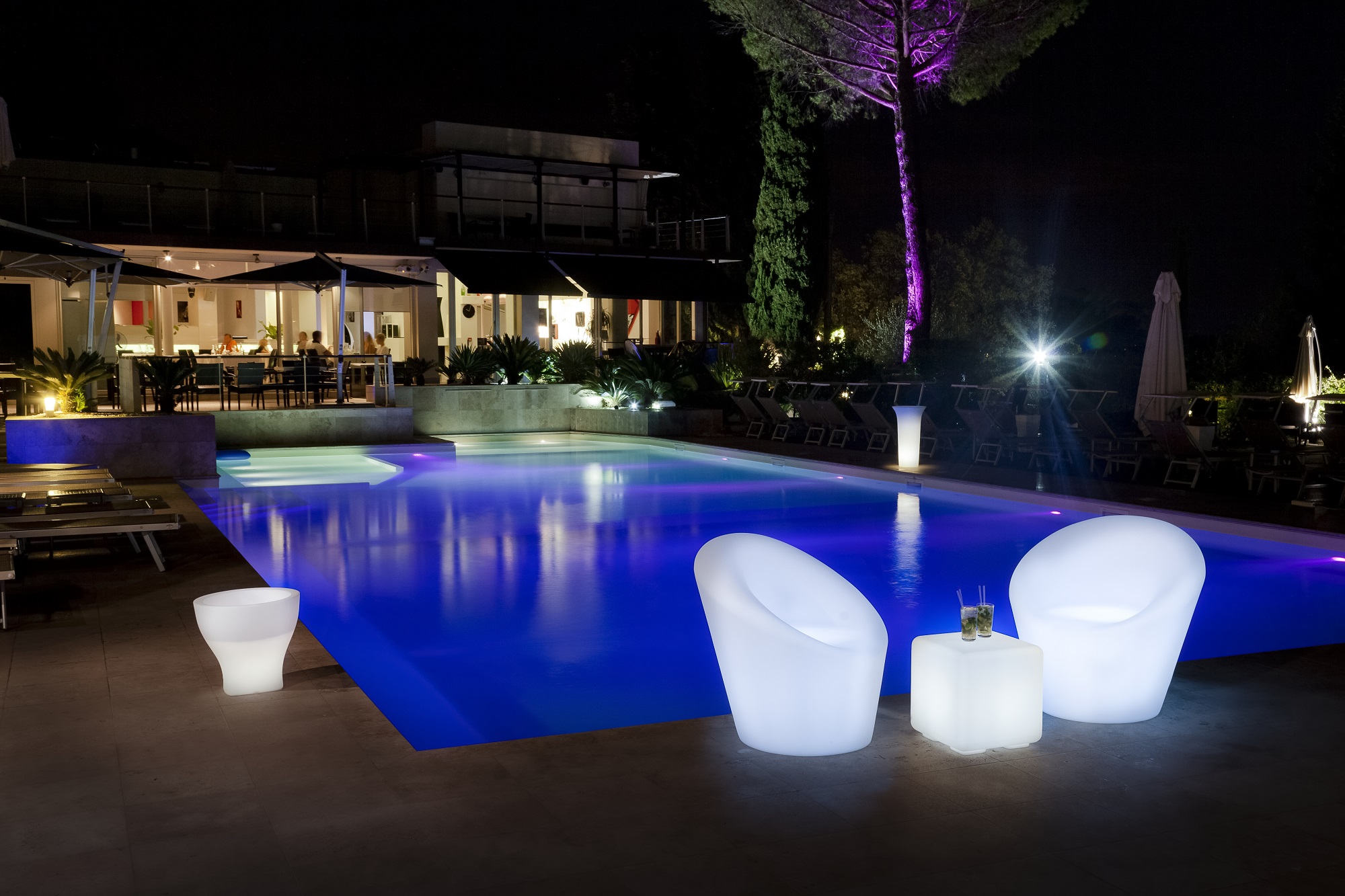 muebles con iluminación LED para decorar jardines, terrazas y pubs nocturnos