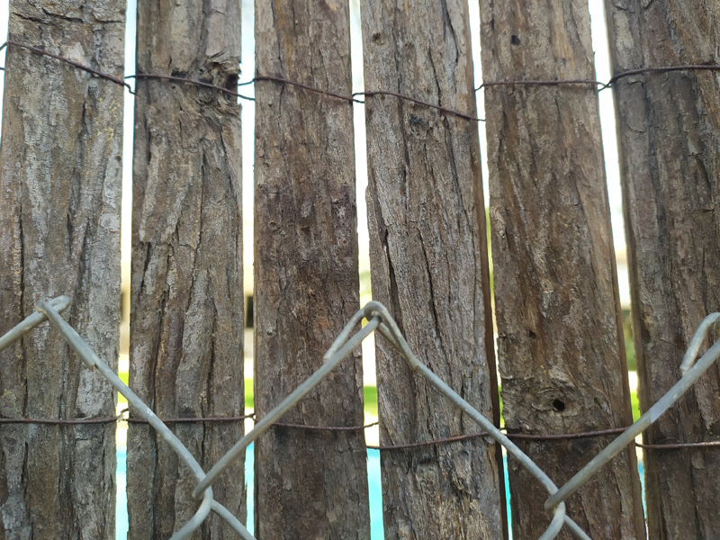 valla de ocultacion instalada con brezo de corteza de pino y malla de triple torsion