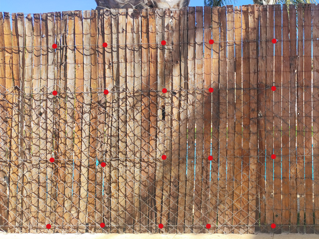 Seto de corteza de pino natural instalado en valla