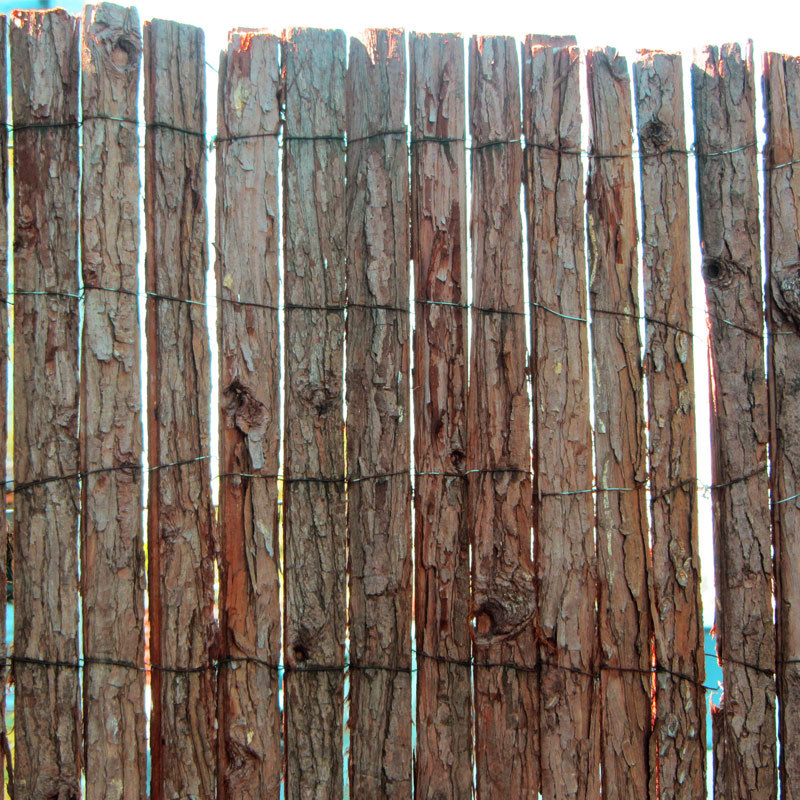 rollo de corteza de pino instalado en valla