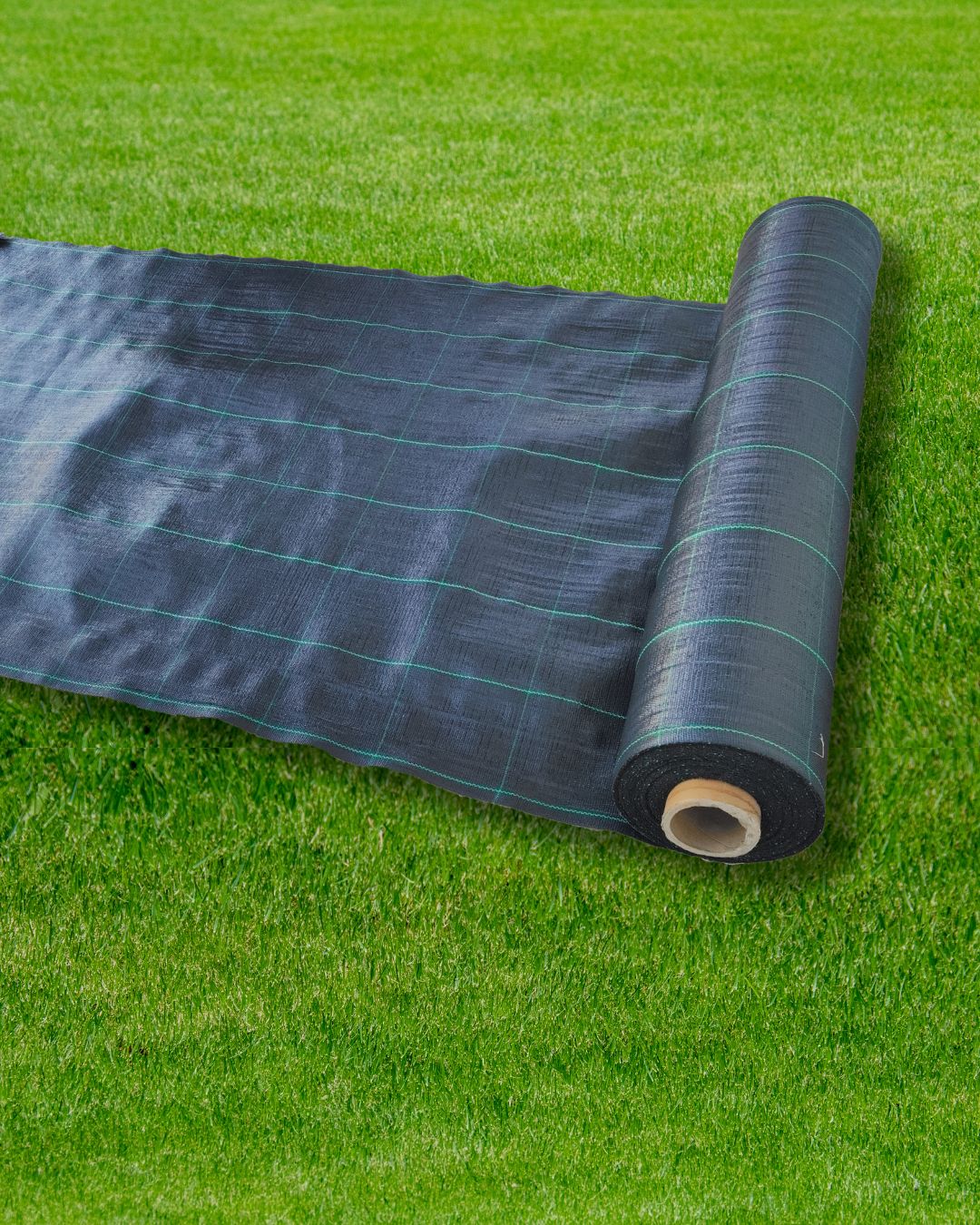 Malla antihierbas desplegada en césped